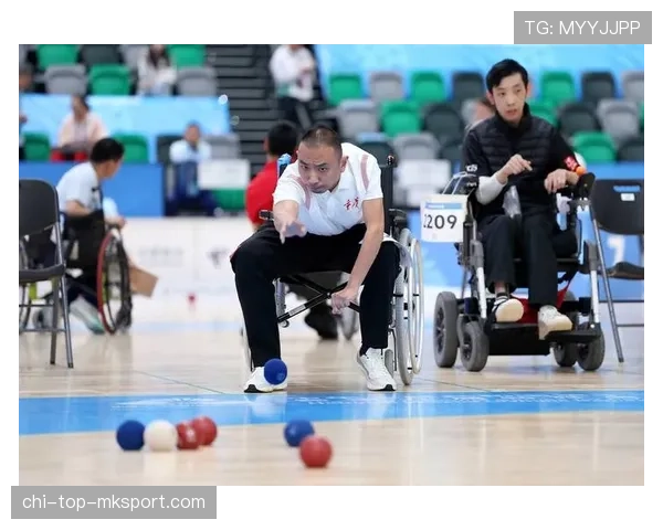 守门员教练的独门抛球：高速地滚球训练，地滚球怎么扑